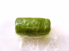 倒在保鲜膜上，整理成圆柱体，冰箱冷冻