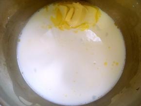 再来做泡芙料，牛奶加一小撮盐跟黄油，小火加热煮开