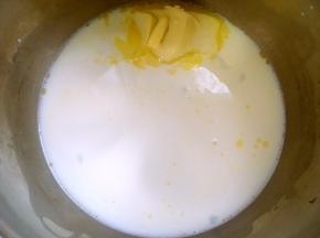 再来做泡芙料，牛奶加一小撮盐跟黄油，小火加热煮开