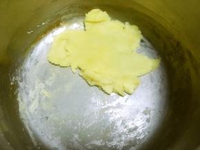 之后小火加热，边加热边搅拌，至锅底出现一层薄膜即可关火，放一旁降温