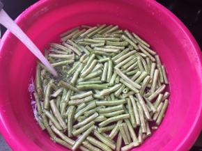 豇豆摘成段清水洗净