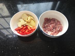 瘦肉切小片，辣椒切段，姜切片。大蒜切片