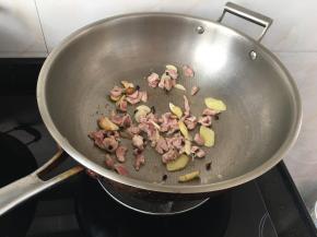 转中小火放入瘦肉下去翻炒均匀