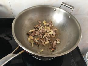 炒至肉变色后就可以了