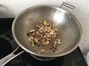 炒至肉变色后就可以了