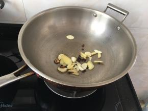 炒锅烧热放多些油，炒香大蒜姜花椒大料出香味来