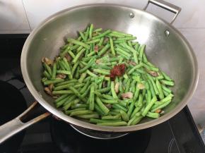 接着调入豆瓣酱，白糖，生抽，胡椒粉继续翻炒大约三分钟