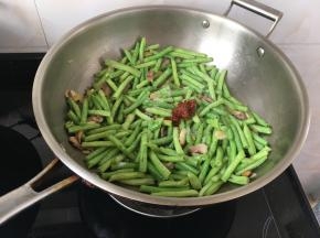 接着调入豆瓣酱，白糖，生抽，胡椒粉继续翻炒大约三分钟