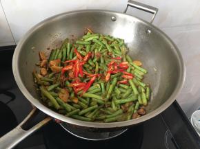 接着放入辣椒一起炒至熟透加入鸡精即可