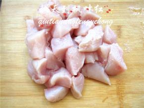 鸡肉洗净切丁