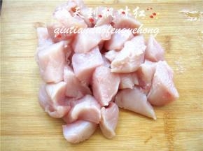 鸡肉洗净切丁