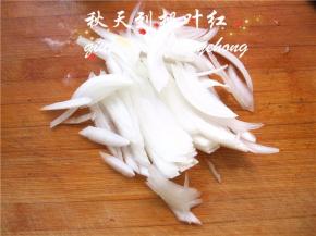 洋葱一少半切成细丝