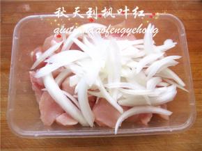 将鸡丁和洋葱丝放入容器内