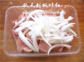 将鸡丁和洋葱丝放入容器内
