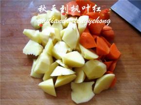 土豆、胡萝卜洗净、去皮切滚刀块