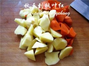 土豆、胡萝卜洗净、去皮切滚刀块