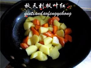 锅中油热，倒入土豆胡萝卜炒匀