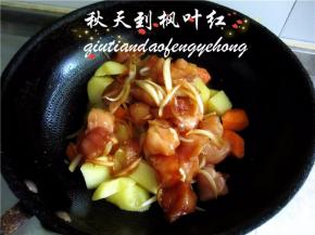 将腌制好的鸡肉倒入锅中