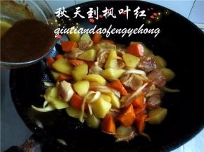 加入调好的咖喱汁