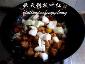 大火收汁，倒入洋葱