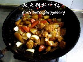 翻炒均匀即可关火，将咖喱鸡丁盛入盘中即可享用啦