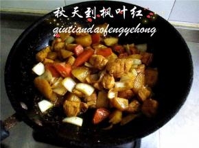 翻炒均匀即可关火，将咖喱鸡丁盛入盘中即可享用啦