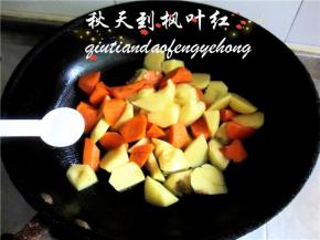 加入少许盐，炒匀