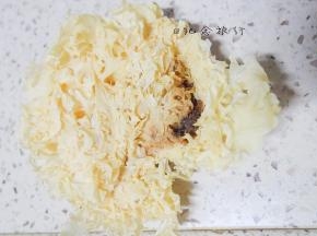 银耳要选这种颜色偏黄的 没有漂白过的 闻起来没有那种刺鼻味道就是好的
