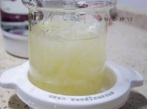 炖盅倒入水在最高水位这，大概盖住银耳即可