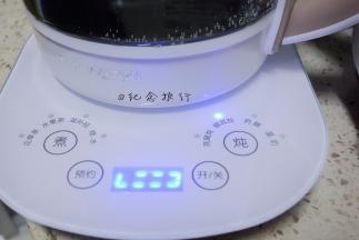 养生壶内倒入1500ml水 放入银耳盅隔水炖，按银耳炖键