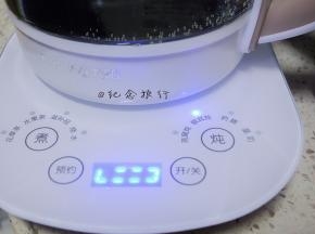 养生壶内倒入1500ml水 放入银耳盅隔水炖，按银耳炖键