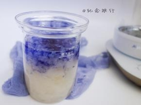轻轻的倒入一些蝶豆花水 这一步注意要沿着杯壁缓慢倒入以免整个水都变蓝