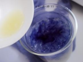 最后倒入一些柠檬汁 蝶豆花遇酸会变紫色，不要太多不然吃起来太酸不好吃一点点就可以了