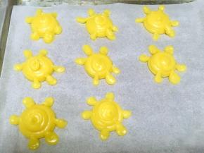 剩下一点面糊，均匀的挤出头跟尾巴，还有4条腿