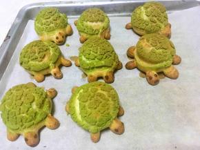 巧克力笔隔热水融化，小乌龟出炉冷却后，用巧克力笔点上眼睛装饰