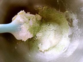 过筛低筋面粉跟抹茶粉，搅拌均匀