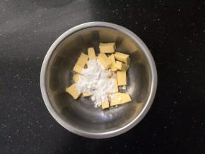 室温稍软化后的黄油加入糖粉。