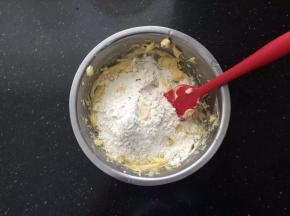 倒入亚麻籽粉和低筋面粉。