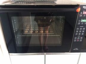 将ukoeoE6050风炉烤箱设定温度为130度、加热时间为20分钟，达到设定温度后会有智能提示音，接下来放入烤盘进行烘烤，待烘烤结束提示音响起取出烤盘。