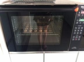 将ukoeoE6050风炉烤箱设定温度为130度、加热时间为20分钟，达到设定温度后会有智能提示音，接下来放入烤盘进行烘烤，待烘烤结束提示音响起取出烤盘。