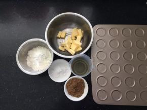 准备好制作曲奇的材料和工具。