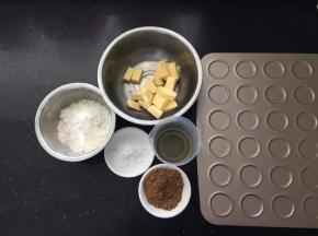 准备好制作曲奇的材料和工具。