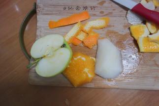 苹果半个去芯切块、橙子取外面的皮，去掉白色部分、切出果肉