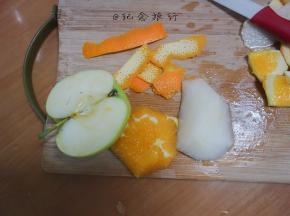 苹果半个去芯切块、橙子取外面的皮，去掉白色部分、切出果肉