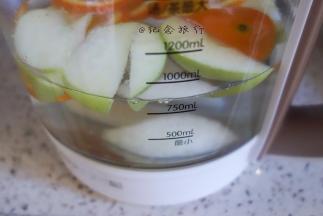 苹果、梨全部放入养生壶内+800ml水