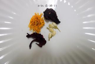 玫瑰茄、菊花、茉莉花放入养生壶茶虑内