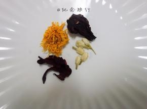 玫瑰茄、菊花、茉莉花放入养生壶茶虑内