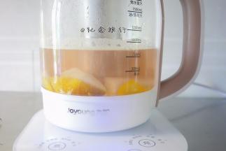 慢慢煮玫瑰茄的红色会慢慢出来特别漂亮