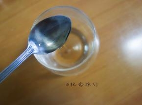 提前准备好一个杯子放入适量蜂蜜