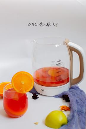 水果花茶稍晾凉倒入杯子搅拌均匀并适当装饰即可